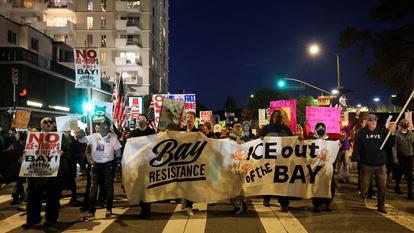 Des manifestants contre le déploiement d’agents fédéraux, à San Francisco, Californie, États-Unis, le 23 octobre 2025.