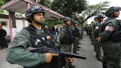 أعضاء من الميليشيا الوطنية البوليفارية خلال تدريب عسكري في ناغواناغوا، فنزويلا، في 8 أكتوبر.