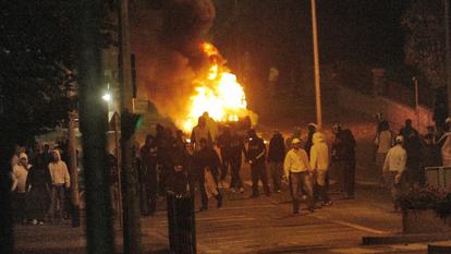 Des voitures incendiées à Montfermeil (Seine-Saint-Denis) lors des émeutes de 2005.