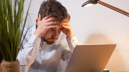 Sur vingt ans, ces mauvais réflexes réduisent le rendement annuel de plus d’un point, transformant une petite différence en perte massive à long terme.