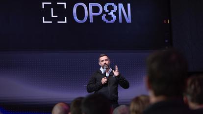 elle génère, copie, et centralise. C’est le web sous stéroïdes (...). La cryptographie, elle, repose sur la rareté numérique», observe Pascal Gauthier, PDG de Ledger.