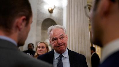 السيناتور الأمريكي تيم كين في مبنى الكابيتول بواشنطن، 10 نوفمبر 2025.