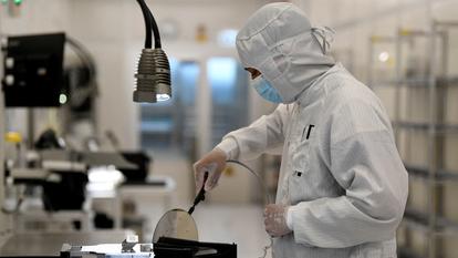 Un employé travaille avec une plaquette dans une chaîne de production de la société néerlandaise de semi-conducteurs Nexperia, à Hambourg, en Allemagne, le 27 juin 2024.