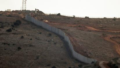 صورة من قرية في جنوب لبنان، تظهر جدارًا خرسانيًا بدأ الجيش الإسرائيلي في بنائه جنوب الخط الأزرق، الذي يفصل لبنان وإسرائيل، في 12 نوفمبر 2025.