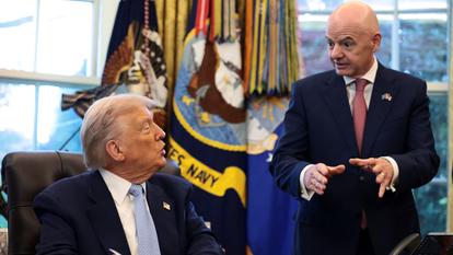 هنا مع رئيس الفيفا، جياني إنفانتينو (إلى اليمين)، دونالد ترامب