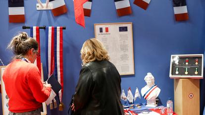 Pour être officiellement candidat, les prétendants à l’Élysée doivent recueillir au moins 500 signatures d’élus locaux.