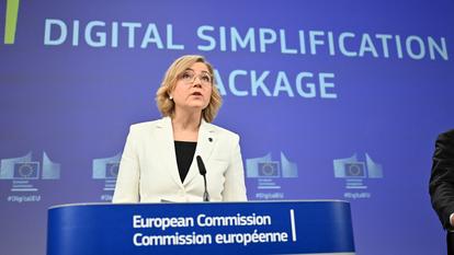 Henna Virkkunen, commissaire chargée de la Souveraineté technologique, lors d’une conférence de presse, à Bruxelles, sur le « Digital Omnibus », un paquet législatif visant à simplifier les règles sur le numérique.