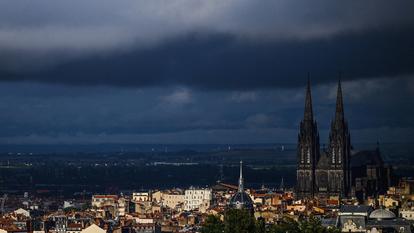 من بين حالات الطوارئ المكتشفة، قدرت المديرية العامة للتراث والهندسة المعمارية الاحتياجات بـ 150 مليون يورو لـ 87 كاتدرائية مملوكة للدولة (هنا، كاتدرائية نوتردام دو لاسومبسيون في كليرمون).