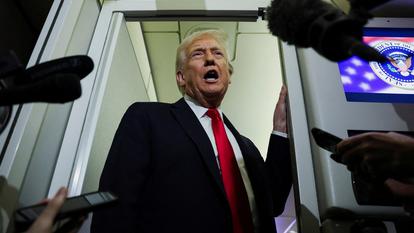 الرئيس الأمريكي دونالد ترامب يتحدث إلى الصحفيين على متن طائرة الرئاسة