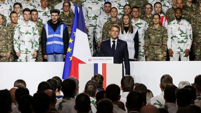 2025年11月27日,馬克宏在法國阿爾卑斯山瓦爾塞斯軍事基地向軍隊發表講話,宣布成立新的國家軍事部門。