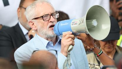 L’ancien chef du Labour Jeremy Corbyn lors d’une manifestation devant les grilles de Downing Street, dans le centre de Londres, le 9 septembre 2025, pour s’opposer à la présence du président israélien Isaac Herzog.