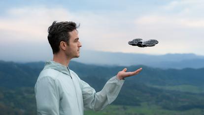 Équipé d’une caméra 4K, d’un capteur de 12 Mpx et d’une nacelle stabilisée, le DJI Neo 2 utilise l’intelligence artificielle pour suivre un sujet et maintenir un cadrage précis.