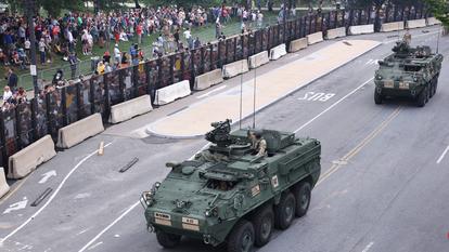 Des véhicules blindés défilent lors du défilé organisé pour le 250e anniversaire de l’armée américaine à Washington, le 14 juin 2025.