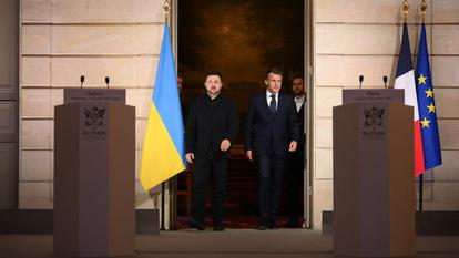 Les prsidents Volodymyr Zelensky et Emmanuel Macron lors dune confrence de presse llyse, le 1er dcembre.