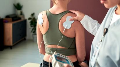Dans le cadre de la fibromyalgie, la neurostimulation électrique transcutanée (TENS) consiste à placer des électrodes sur la peau autour des zones douloureuses.