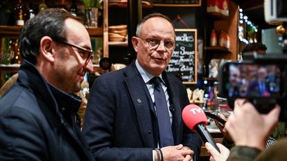 Édouard Philippe à Bordeaux, auprès du candidat Thomas Cazenave (Renaissance), le 2 décembre 2025.