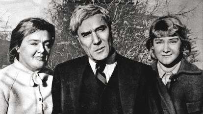 Olga Ivinskaïa et Boris Pasternak, avec leur fille, Irina, à la fin des années 1950.