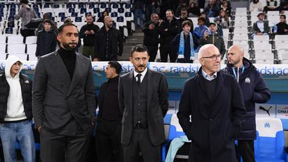 Medhi Benatia avec Pablo Longoria et Frank McCourt au stade Vélodrome.