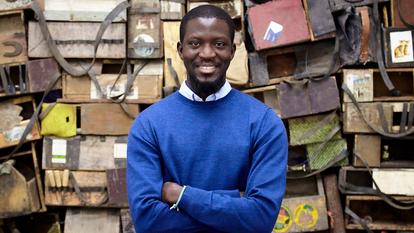 Ibrahim Mahama s’est imposé par ses installations spectaculaires qui mettent en scène la réalité de l’Afrique et de ses échanges avec le reste du monde.