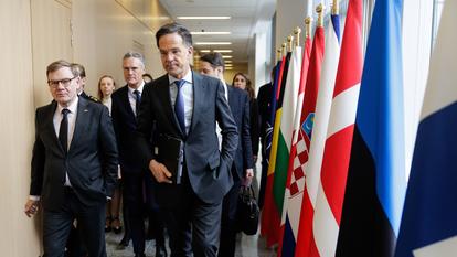 Le ministre des Affaires étrangères allemand, Johann Wadephul, et le secrétaire général de l’Otan, Mark Rutte, mercredi 3 décembre, à Bruxelles.