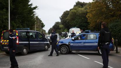 Gendarmes sur les lieux de l’attaque à la voiture bélier à Oléron, considérée par les autorités comme un «crime d’inspiration islamiste».