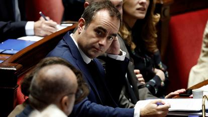 Le chef du gouvernement, Sébastien Lecornu, installé au banc des ministres au sein de l’hémicycle de l’Assemblée nationale.