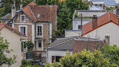 Entre prix plus accessibles et qualité de vie, beaucoup de familles se tournent vers la petite couronne pour acheter une maison.