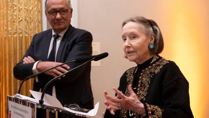 Hélène David-Weill aux côtés d’Édouard de Lamaze, président du Conseil des maisons de vente, lors de la cérémonie de remise des diplômes des commissaires-priseurs, le 28 novembre, au Musée des arts décoratifs de Paris.