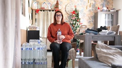 Des dizaines de packs de bouteilles d’eau sont désormais entreposés dans le salon d’Aurore.