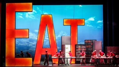 Le rythme musical de Marc Minkowski épouse le rythme théâtral de la mise en scène de Pelly, dont le sens du timing a toujours été une qualité majeure