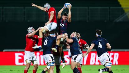 Rencontre entre les joueurs de Hong Kong (en bleu) et le Portugal.