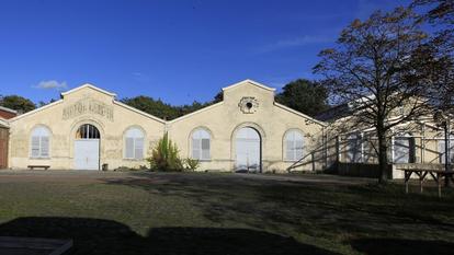 Le Théâtre du Soleil, fondé en 1964, constitue l’un des cinq établissements de la Cartoucherie, à Paris.