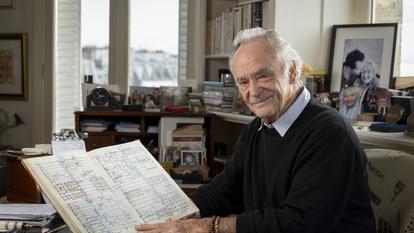 Jean-Claude Casadesus, chef d’orchestre français qui s’apprête à fêter ses 90 ans, ici chez lui le 4 décembre 2025, face à la partition de la Symphonie fantastique de Berlioz qu’il dirigera en janvier au Théâtre des Champs-Élysées.