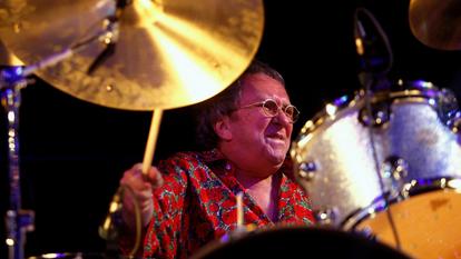 Le batteur britannique Mitch Mitchell se produit lors d’un concert hommage au guitariste américain Jimi Hendrix à l’Hippodrome de Londres, le 25 octobre 2007.