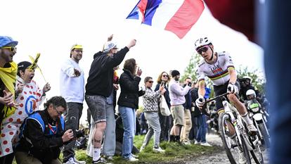 Tadej Pogacar sur Paris-Roubaix en 2025.