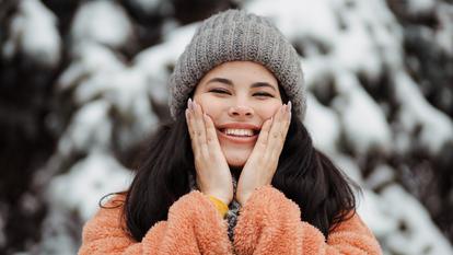 Quand il fait froid, les petits vaisseaux sanguins se resserrent, la peau est moins irriguée et le renouvellement cellulaire ralenti.