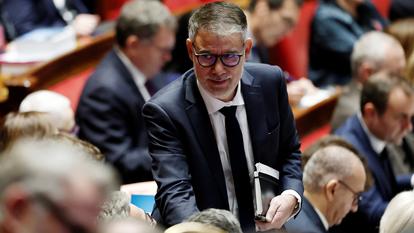 Le premier secrétaire du Parti socialiste et député de Seine-et-Marne, Olivier Faure, parcourant les travées de l’hémicycle de l’Assemblée nationale.