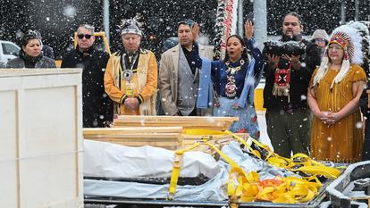 Les circonstances exactes du déplacement en 1920 de ces artefacts autochtones restent encore floues.