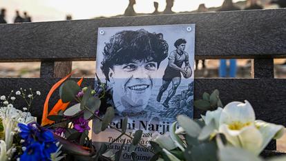Une plaque à la mémoire de Medhi Narjissi a été apposée à côté de la plage de Bias Beach, où le drame a eu lieu.
