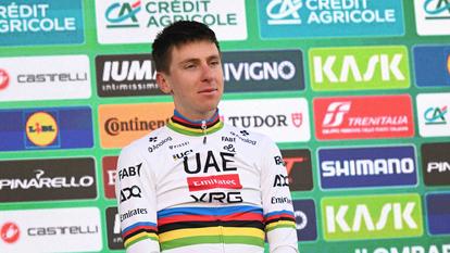 Tadej Pogacar en reconnaissance des Monuments pavés.