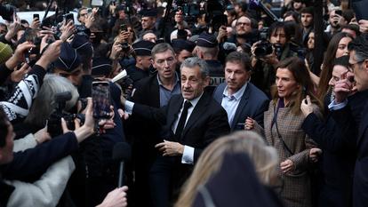Nicolas Sarkozy accueilli par une foule devant la librairie Lamartine, dans le 16e arrondissement de Paris, le 10 décembre 2025.