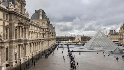 Le parvis du musée du Louvre, à Paris.