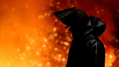 Un ouvrier sidérurgiste dans une usine sidérurgique ThyssenKrupp à Duisburg, en Allemagne, le 5 novembre 2025.