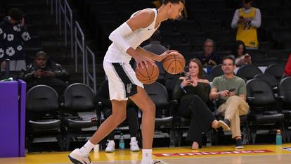 Victor Wembanyama à l’échauffement avant le match face à Los Angeles.