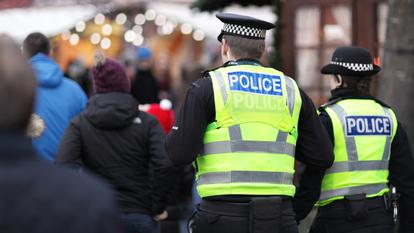 La police, qui appelle le public à l’aider à identifier les individus, a diffusé des images de vidéosurveillance montrant ces quatre hommes dans la rue (illustration).