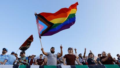 Des supporters avec un drapeau de la cause LGBT+ dans le Colorado, aux États-Unis.