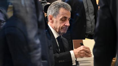 Nicolas Sarkozy lors d’une séance de dédicaces pour son dernier livre, Journal d’un prisonnier, à Paris le 10 décembre 2025.