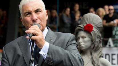 Mitchell Winehouse, le père d’Amy Winehouse, réclame 800 000 euros aux amies de la star décédée le 23 juillet 2011.