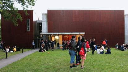Vue de l’entrée du bâtiment du Frac Pays de la Loire, à Carquefou (Loire-Atlantique), inauguré en septembre 2000.