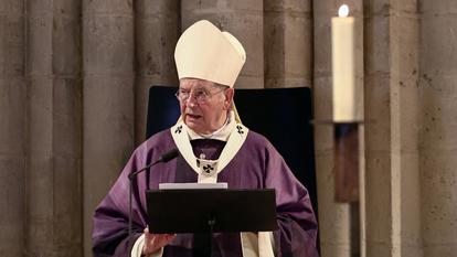 L’archevêque de Paris, Mgr Laurent Ulrich, célébrant une messe à Notre-Dame de Paris, le 23 juillet 2025.